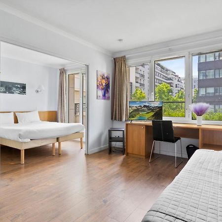 Grand Appartement Avec Balcon - Proche Parc Des Expo - Parking Privee Issy-les-Moulineaux Luaran gambar