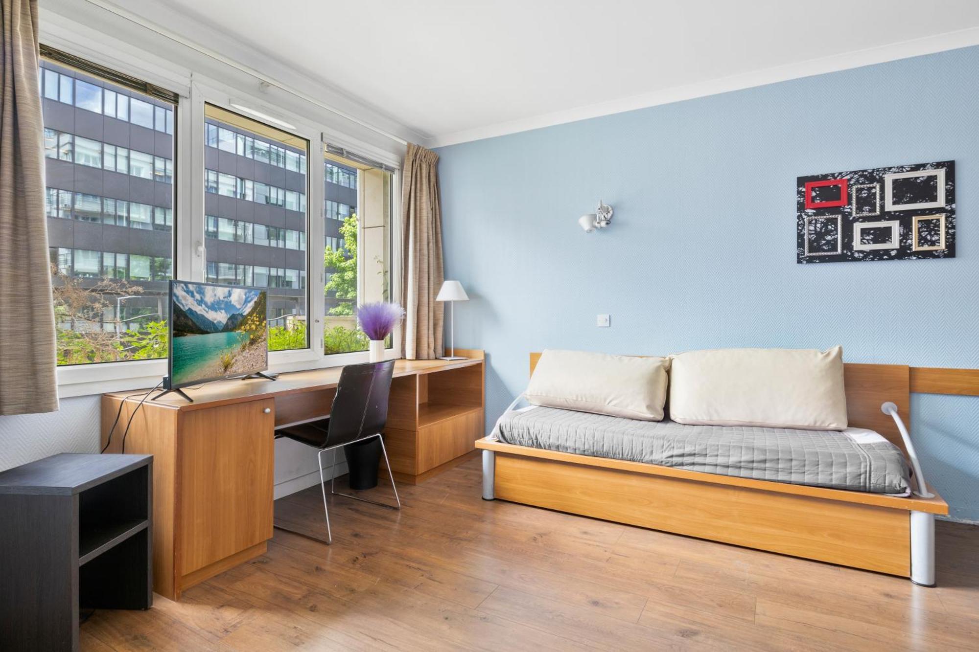 Grand Appartement Avec Balcon - Proche Parc Des Expo - Parking Privee Issy-les-Moulineaux Luaran gambar