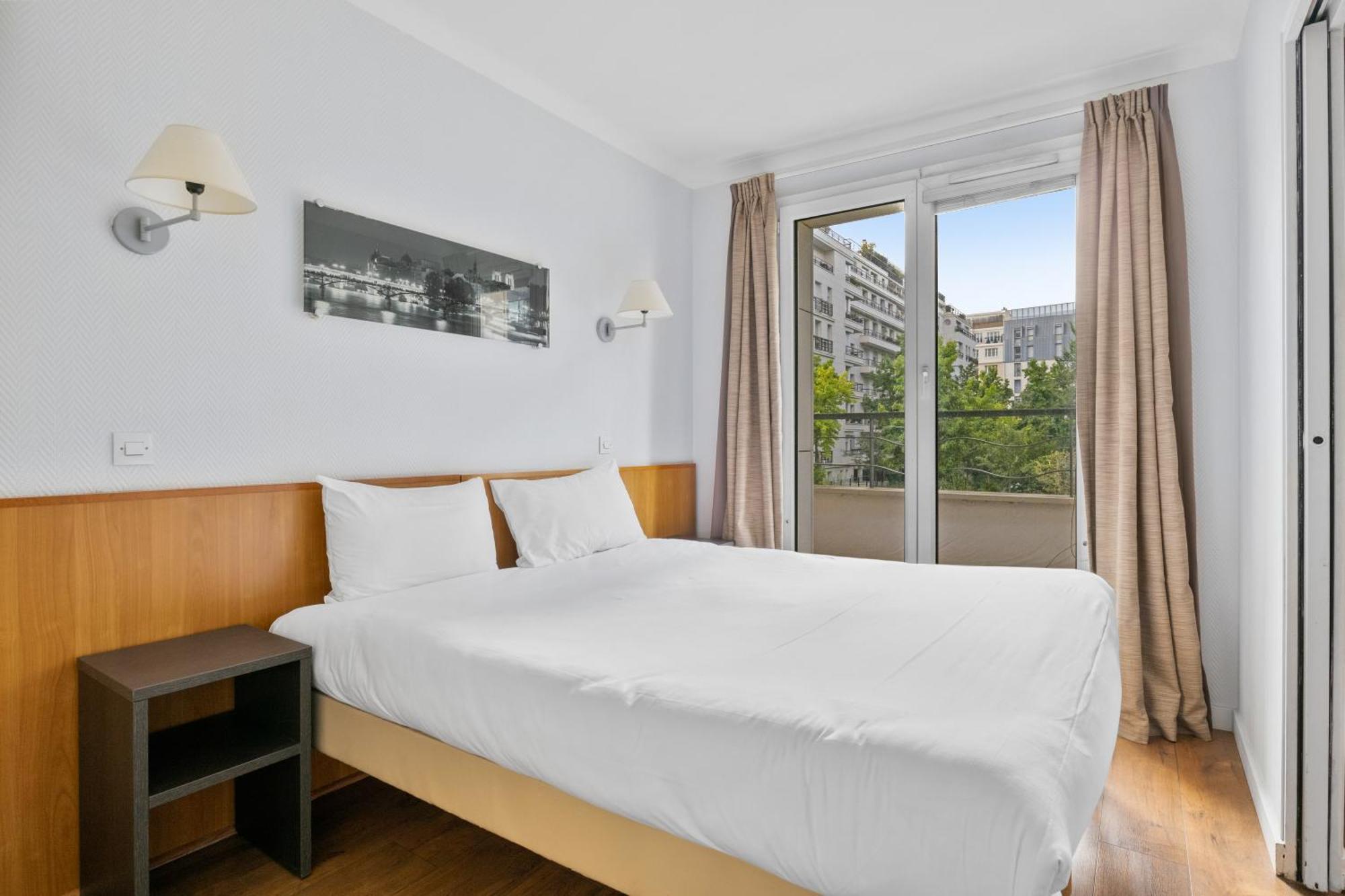 Grand Appartement Avec Balcon - Proche Parc Des Expo - Parking Privee Issy-les-Moulineaux Luaran gambar