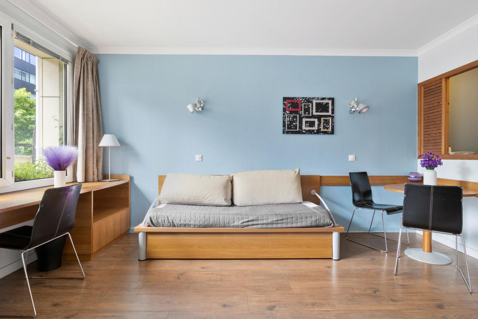 Grand Appartement Avec Balcon - Proche Parc Des Expo - Parking Privee Issy-les-Moulineaux Luaran gambar