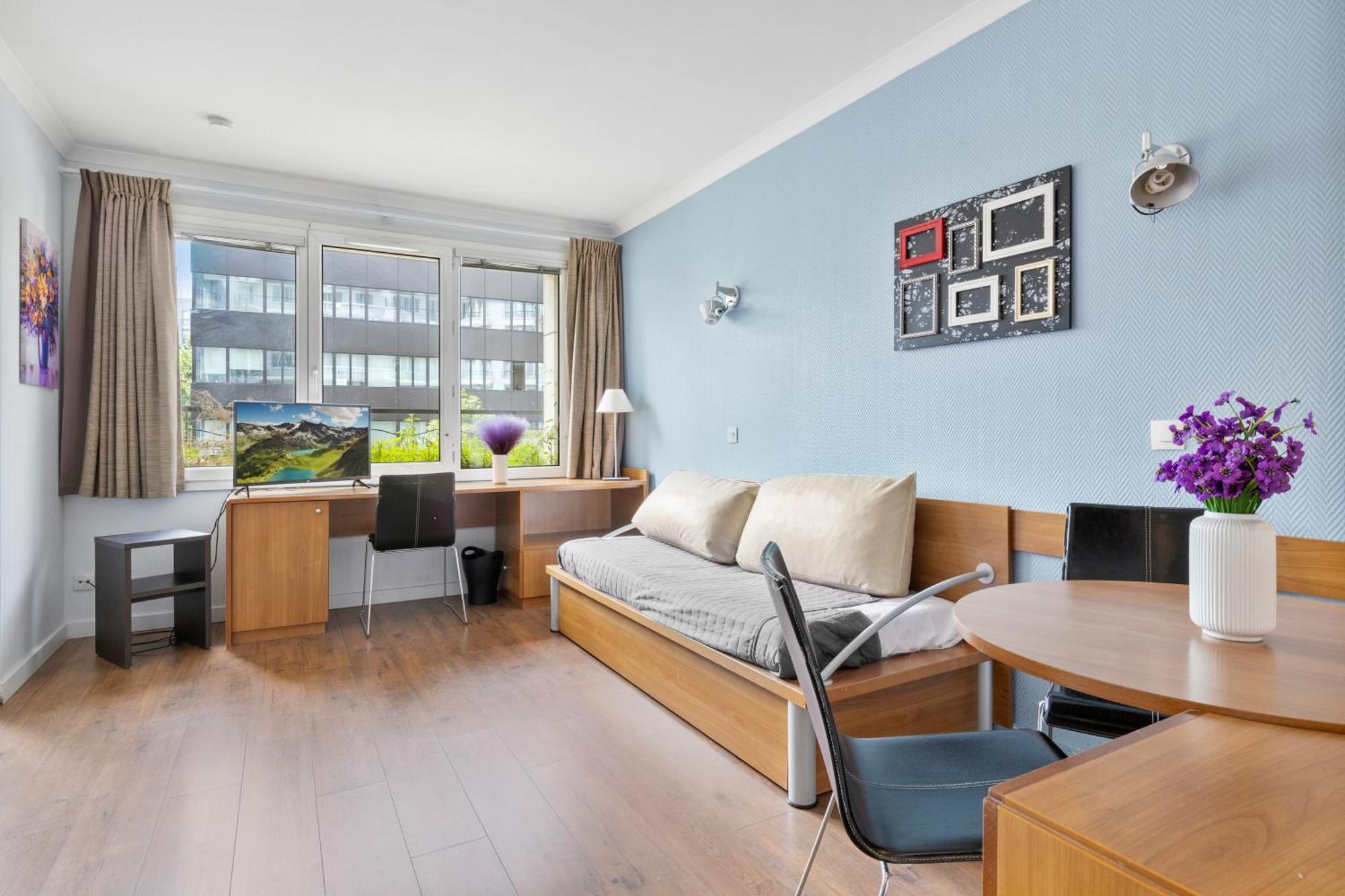 Grand Appartement Avec Balcon - Proche Parc Des Expo - Parking Privee Issy-les-Moulineaux Luaran gambar