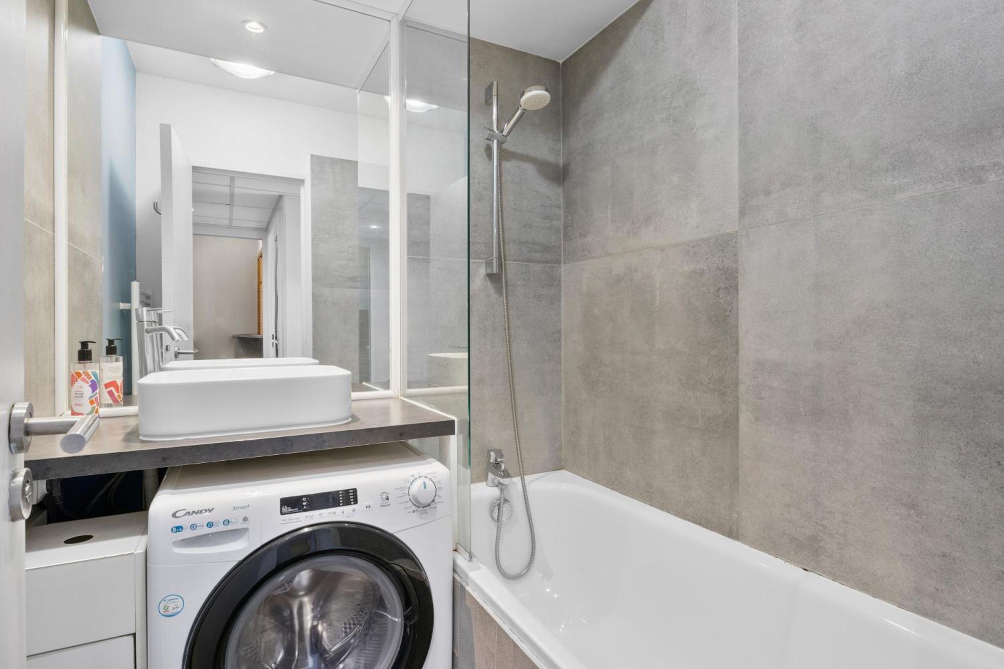 Grand Appartement Avec Balcon - Proche Parc Des Expo - Parking Privee Issy-les-Moulineaux Luaran gambar
