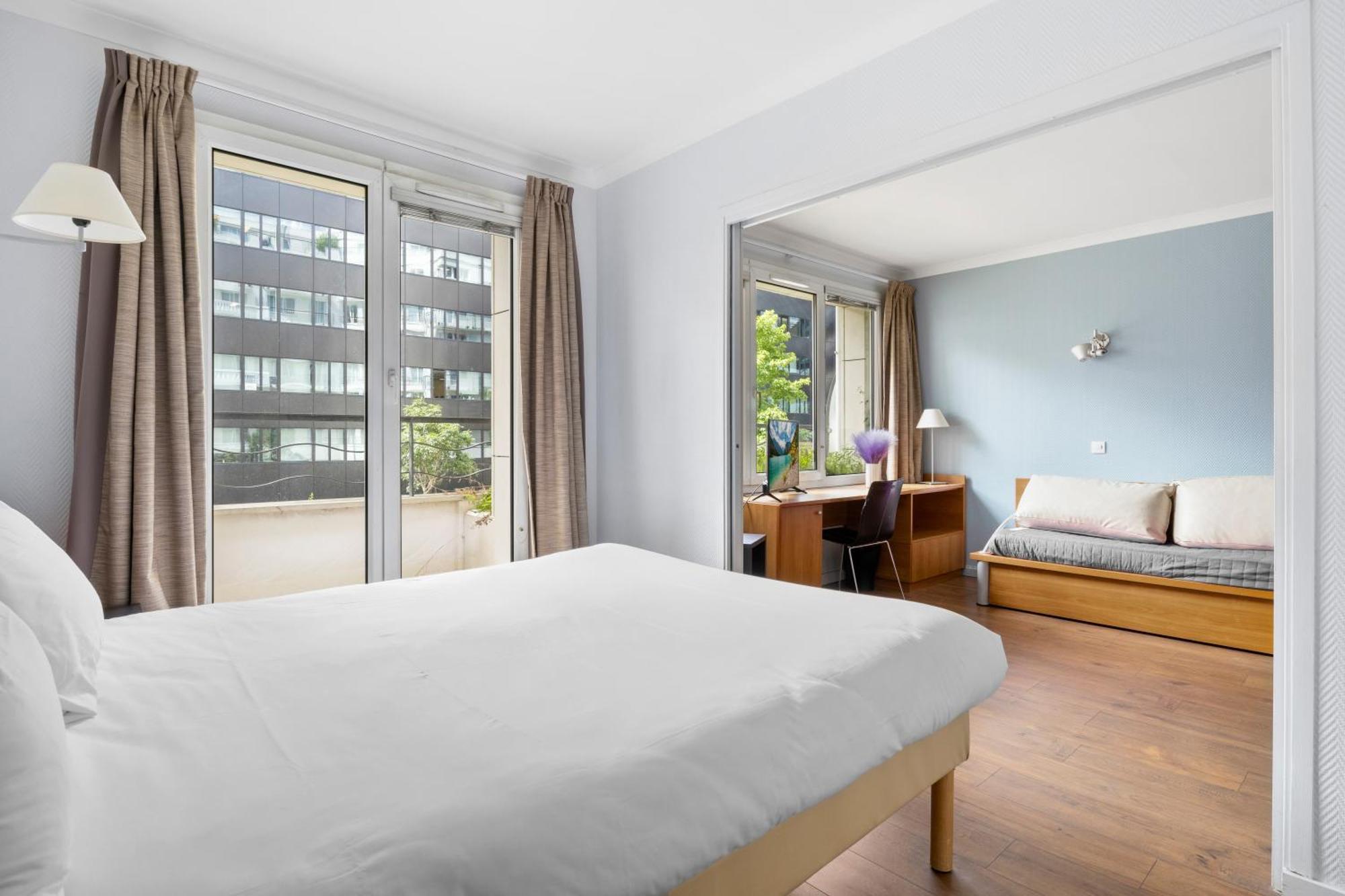 Grand Appartement Avec Balcon - Proche Parc Des Expo - Parking Privee Issy-les-Moulineaux Luaran gambar